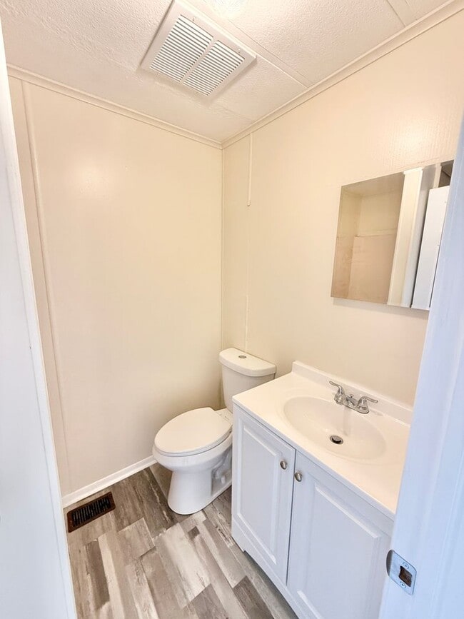 Building Photo - **3bed House-RENT READY- Minutes from the Dam Neck Base, Naval Station Oceana & Ocean Front**