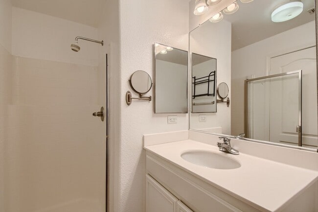 Building Photo - Spectrum Center, 2 Bed | 2 Bath Single Lev...