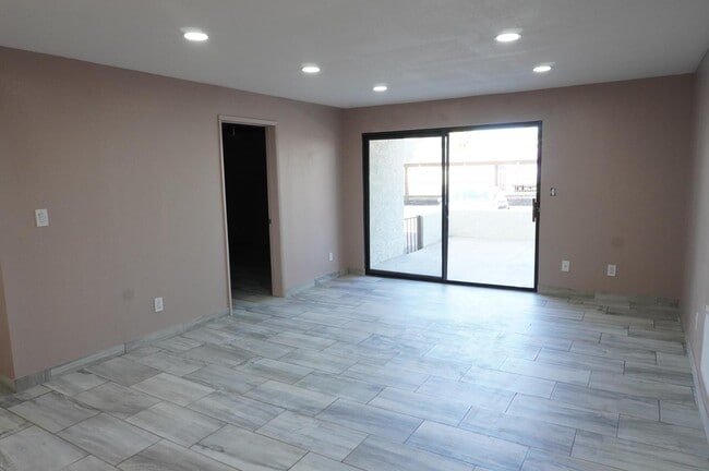 Building Photo - 10444 N 69th St