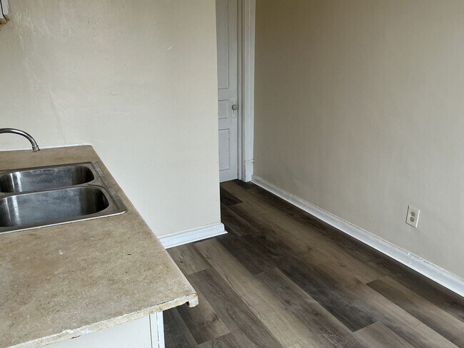 Building Photo - 1120-22 W Hadley St