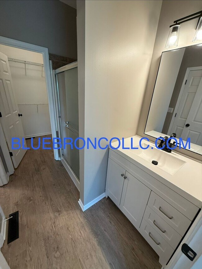 Building Photo - Completely renovated 3 bedroom unit with modern finishes and beautiful views.