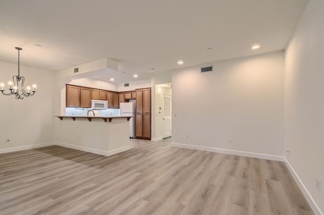 Building Photo - Spectrum Center, 2 Bed | 2 Bath Single Lev...