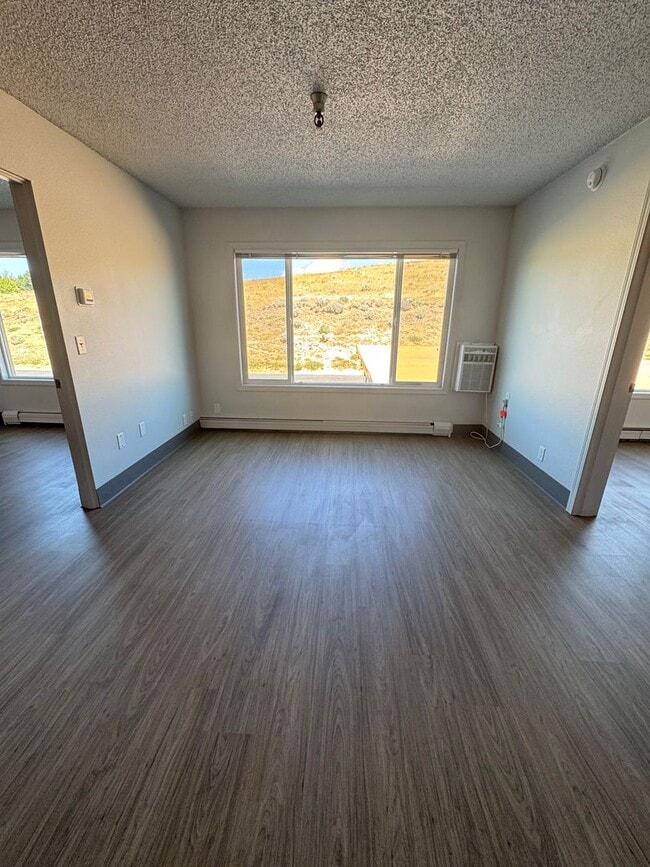 Building Photo - 2 bed 2 bath unit - ALL UTILITIES PAID - A...