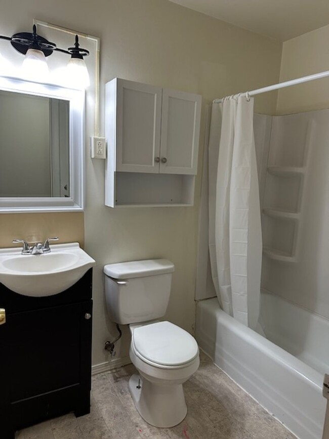 Building Photo - 2nd Floor 2 Bedroom 1 Bathroom Apartment F...