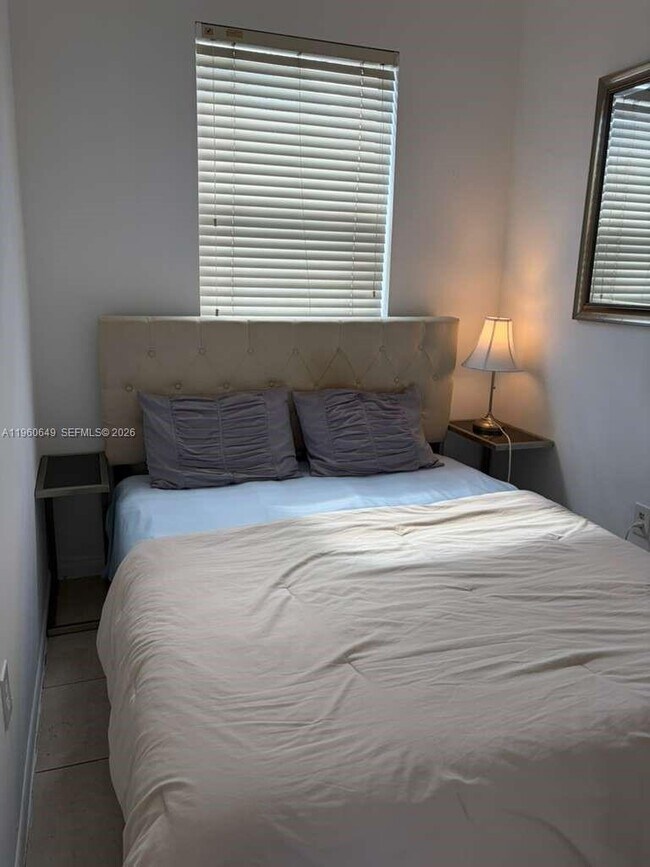 Building Photo - 6881 Bay Dr