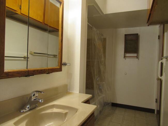 Building Photo - Spacious 2 bedroom one bath unit in 3-plex...