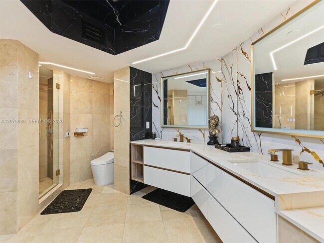 Building Photo - 16425 Collins Ave
