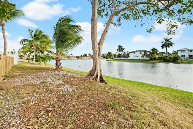 Building Photo - Waterfront 4 bedroom 2.5 bathroom Single F...