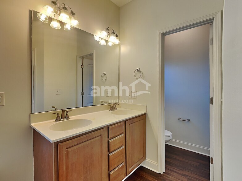 Building Photo - 439 W Rustling Leaves Ln