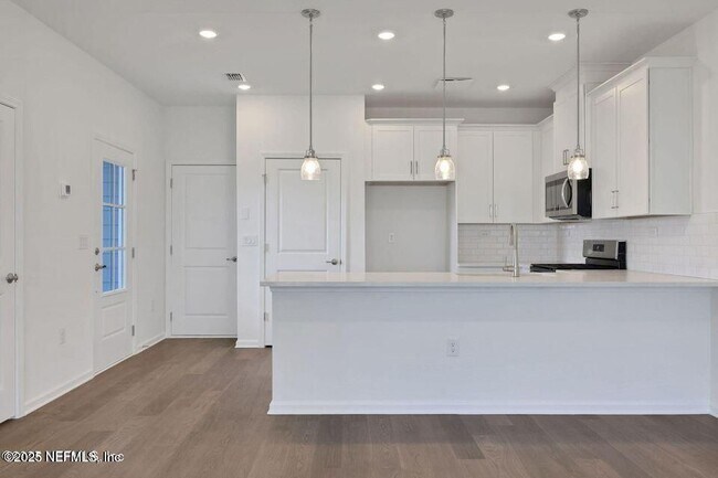 Building Photo - 265 Brandon Lks Dr