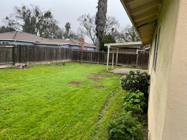 Building Photo - 1333 Woodside Dr