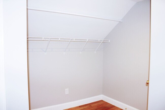 Building Photo - 3 Bedrooms 2 Full Bathrooms (one block fro...