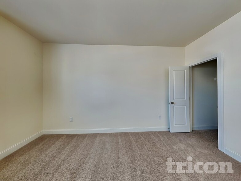 Building Photo - 402 Porterfield Dr
