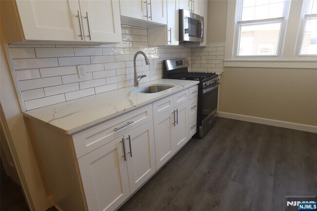 Building Photo - 549 2nd