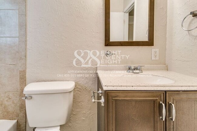 Building Photo - 3 Bedroom/1 Bath Single Family Home Just M...