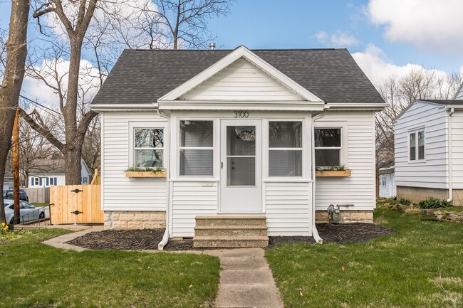 Building Photo - Newly Renovated Craftsman Bungalow