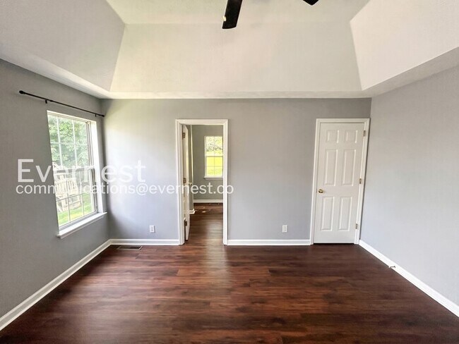 Building Photo - 3-Bed/2-Bath Home with Attached Garage/ Available Now!