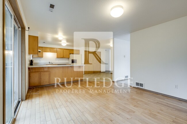 Building Photo - 3 Bedroom / 3 Bath Home Available in the Heart of Shady Cove!
