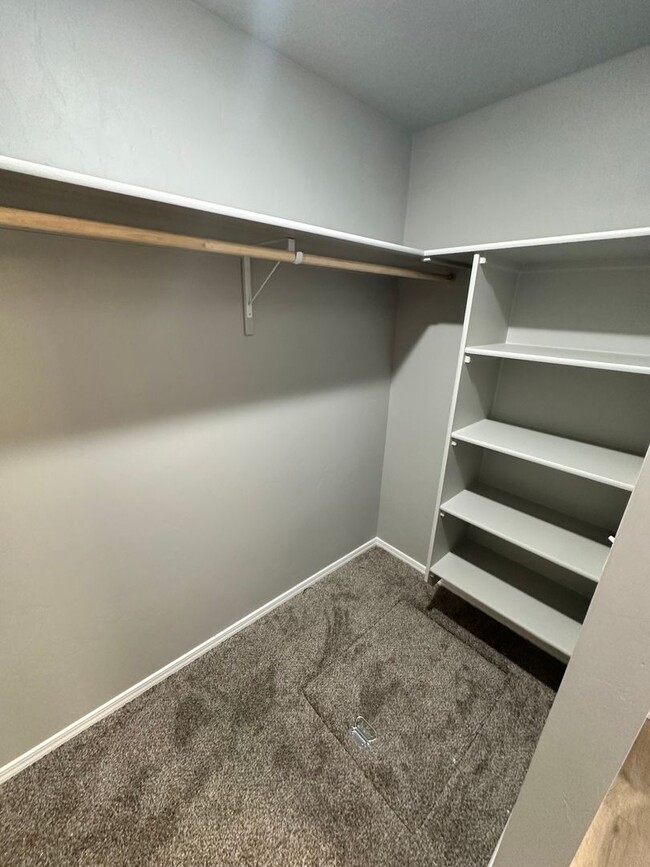 Building Photo - 3 Bedroom and 2 bath located in a vibrant,...