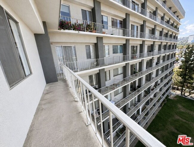 Building Photo - 100 S Doheny Dr