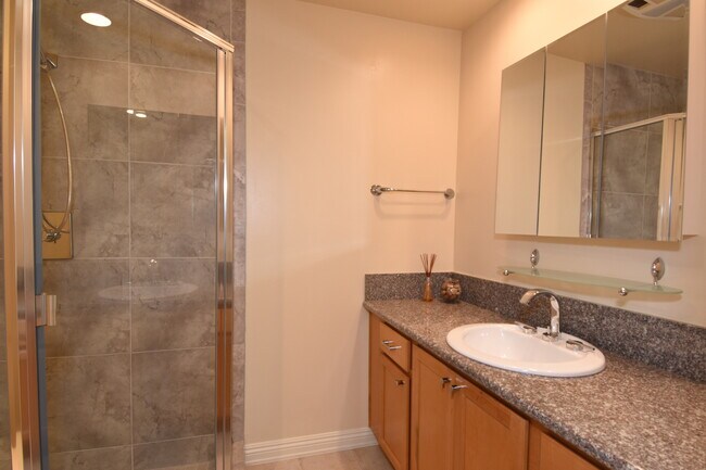 Second bedroom's bathroom - 3610 W Estates Ln