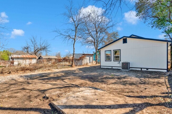 Building Photo - 439 W Lubbock St