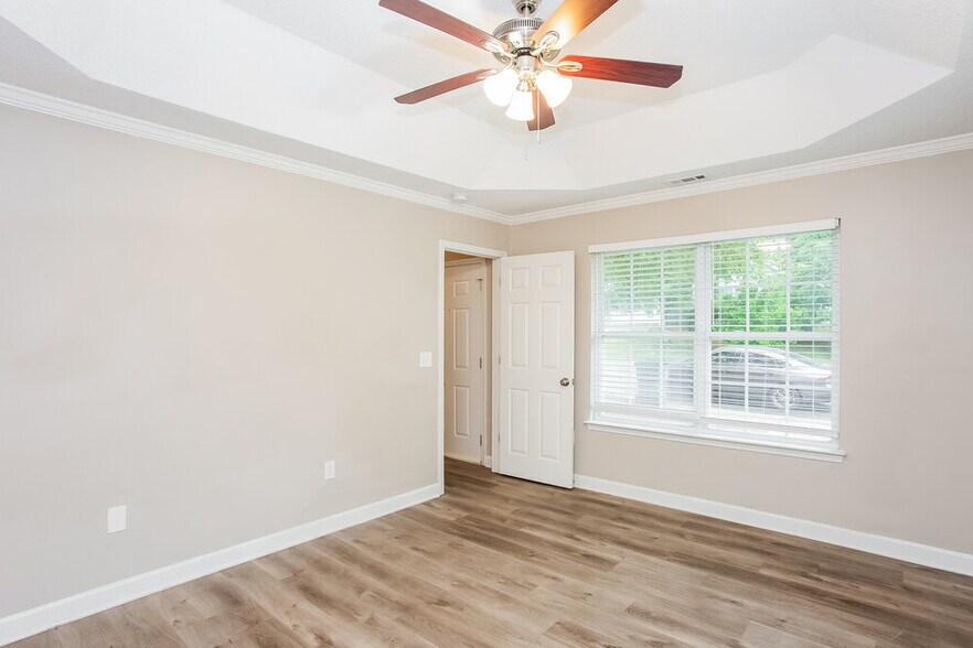 Building Photo - 711 Continental Dr