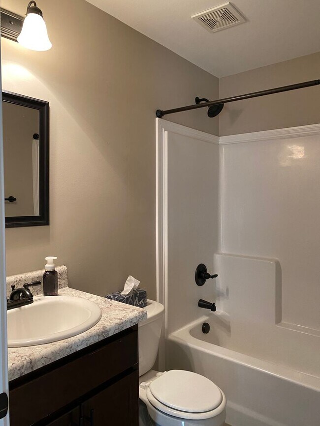 Building Photo - Beautiful 3 bed 2 bath home with Bonus room! Close to shopping and Ft. Campbell.