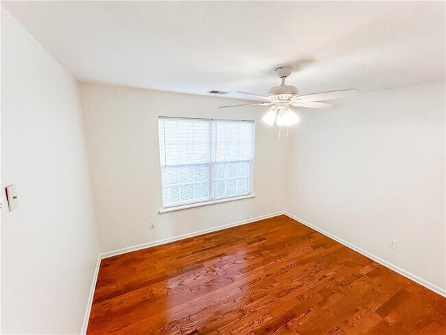 Building Photo - 2027 Oakbluff Way SW