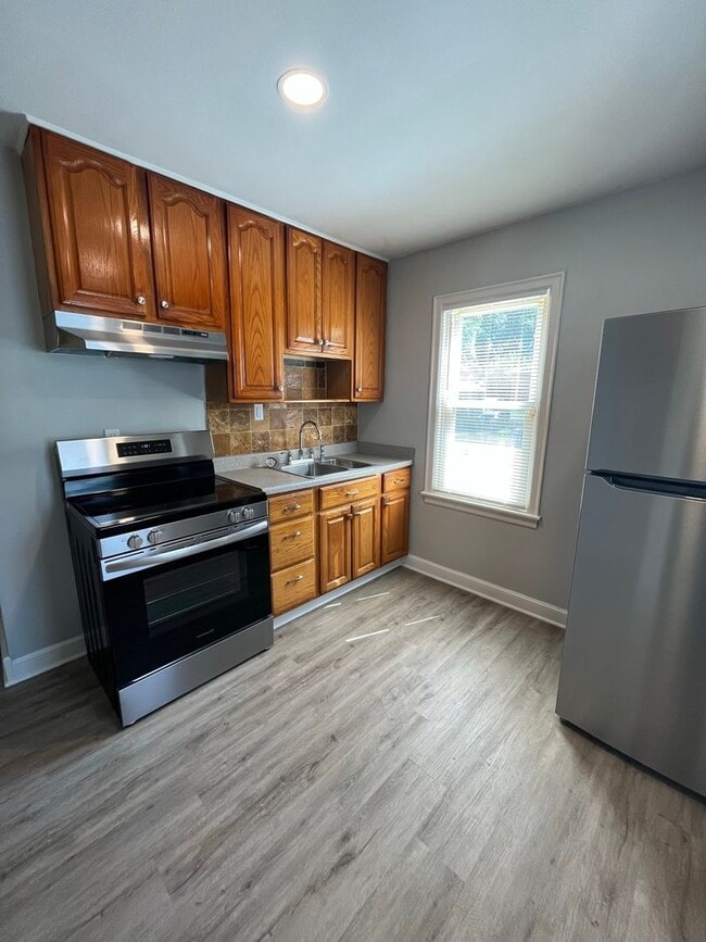 Building Photo - 3 Bedroom, 2 Bathroom Home With Garage Available for Pre-Lease!