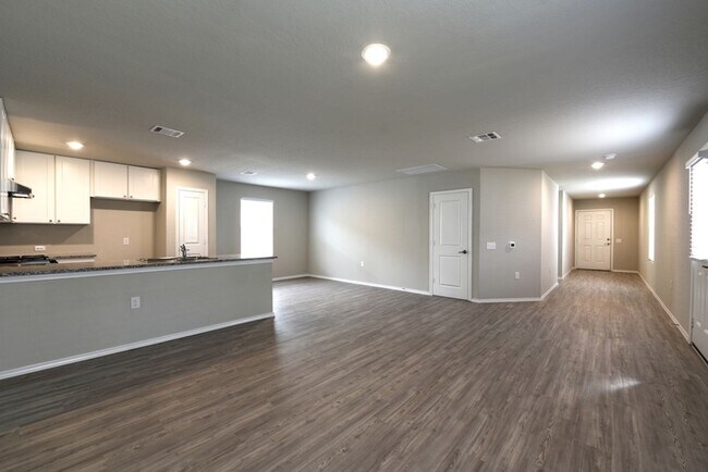 Building Photo - NEAR GOLF COURSE  |  3 BEDROOMS  |  2 BATH...