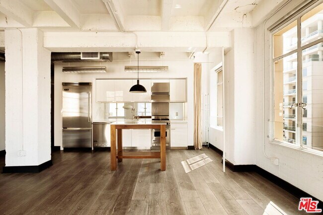 Building Photo - 6253 Hollywood Blvd