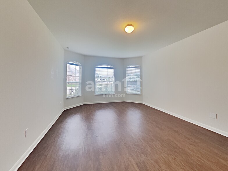 Building Photo - 12882 Cedarcreek Trail