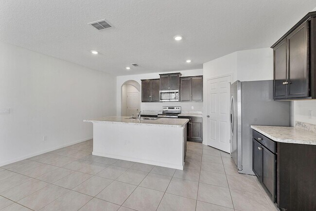 Building Photo - 357 SE Oakridge Dr