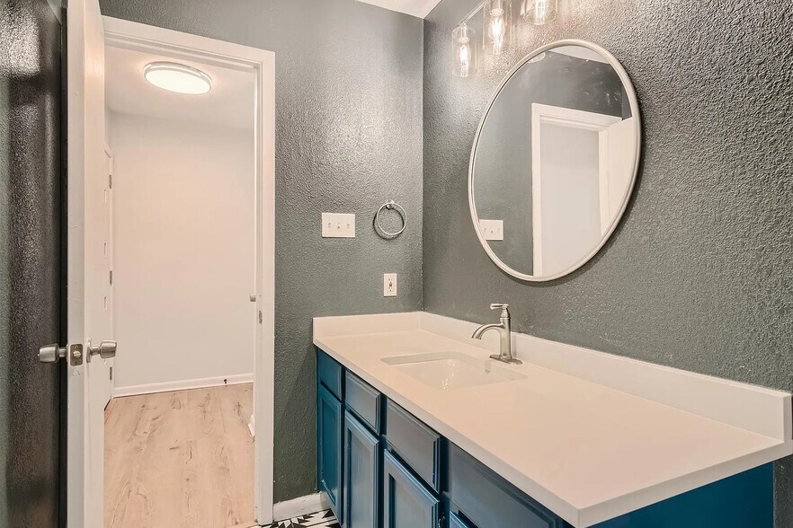 Building Photo - Room in Condo on Beauregard Cir