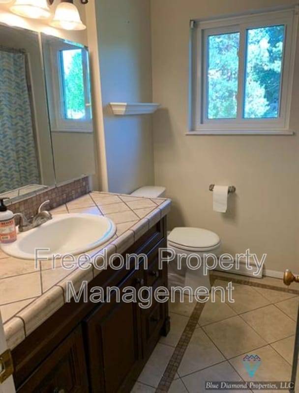 Building Photo - 2821 N Weaver Cir