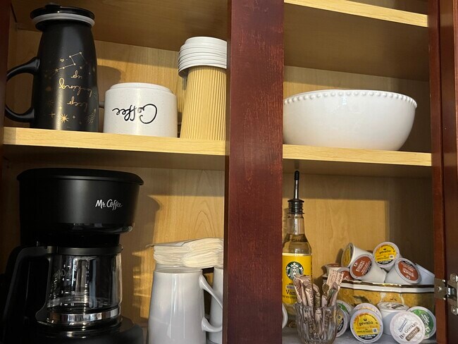 Coffee maker & pods - 14008 Chicora Crossing Blvd