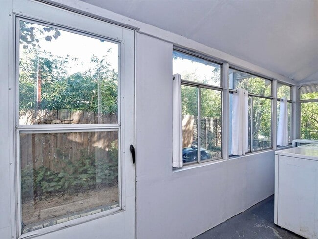 Building Photo - 1400 W 51st St
