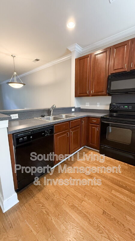 Building Photo - 127 S Sycamore St