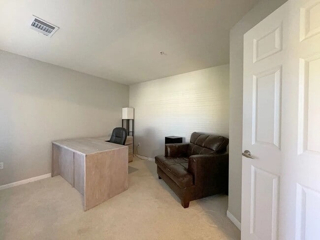 Building Photo - Spacious 2 Bed, 2 Bath + Office Townhome with Attached Garage | Broadlands Community