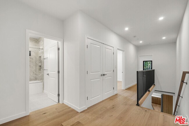 Building Photo - 824 N Orange Grove Ave