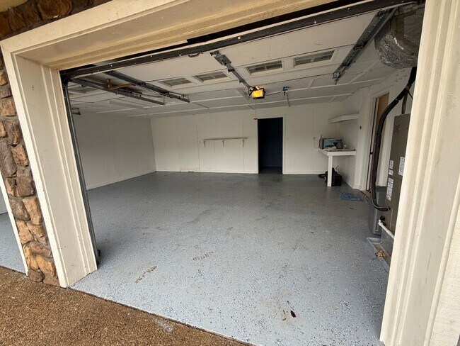 Building Photo - Enjoy Panoramic Holston River Views from T...