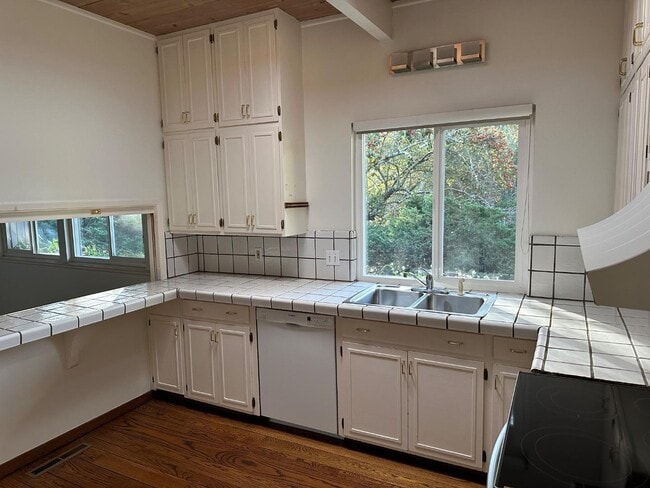 Building Photo - 121 Escanyo Way