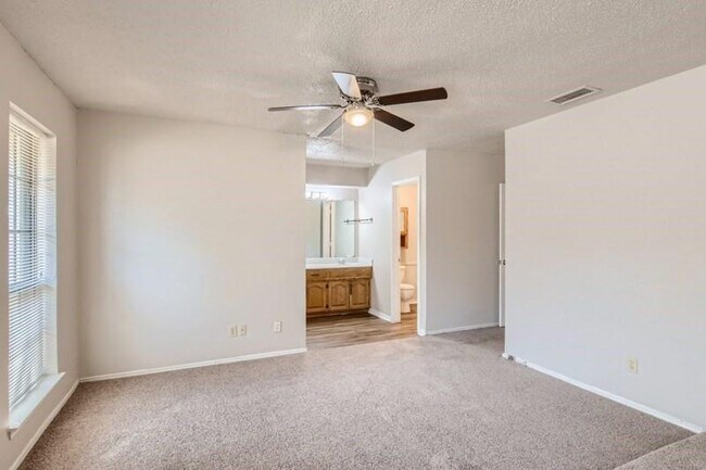 Building Photo - 427 Quintana Dr