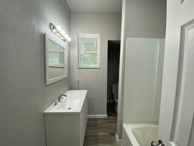 Building Photo - 1101 W Lone Star Ave