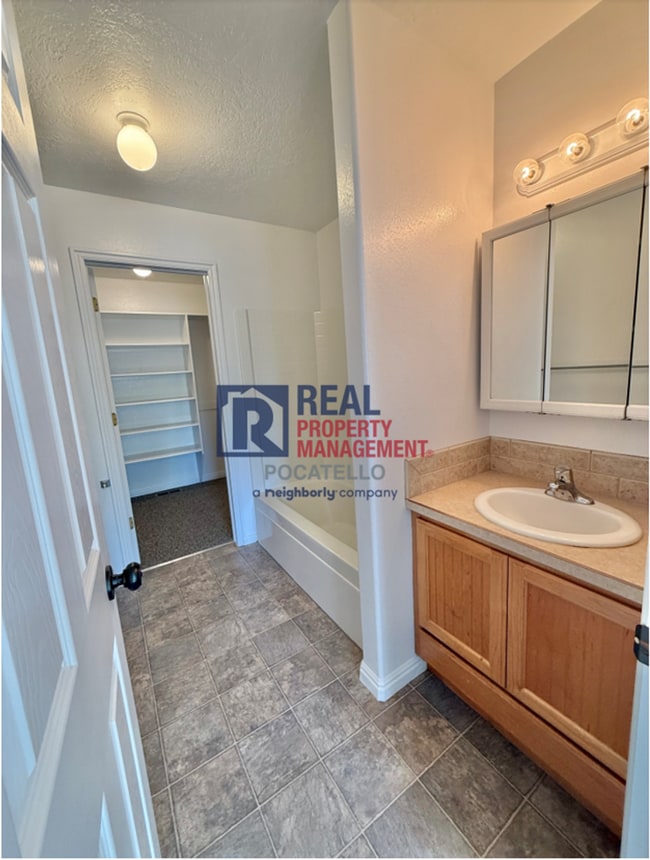 Building Photo - MOVE IN SPECIAL - 5 Bedroom 3.5 Bath Duple...