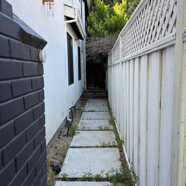 Building Photo - 1031 Almanor Ave