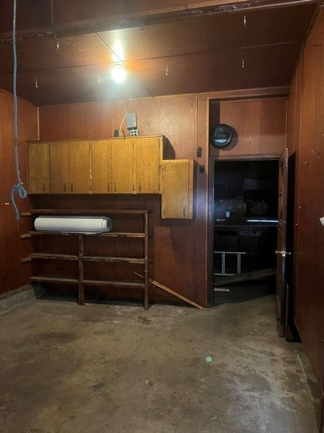 Building Photo - Spacious 3 bedroom home, available now!