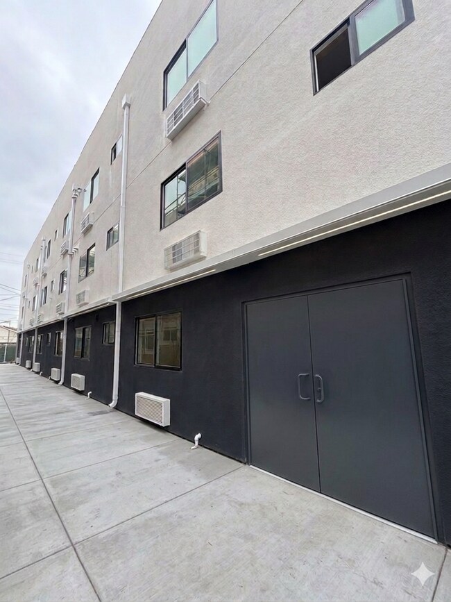 Building Photo - ONE LA LLC