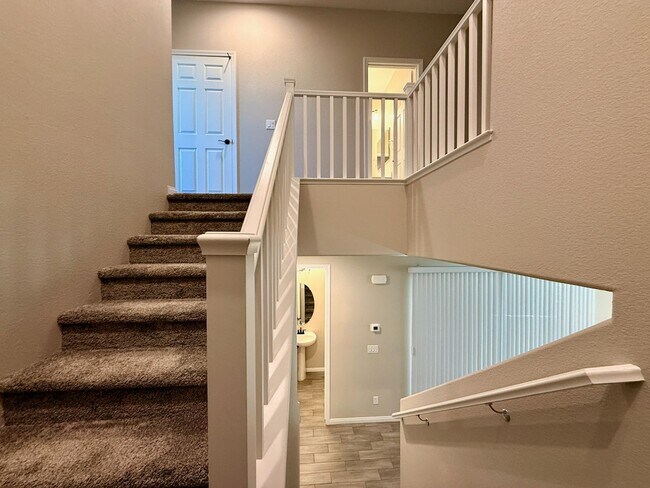 Building Photo - 3 BED 2.5 BATH 2 CAR GARAGE MODERN TOWNHOM...